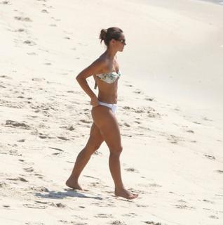 Paolla Oliveira feet photo thumbnail