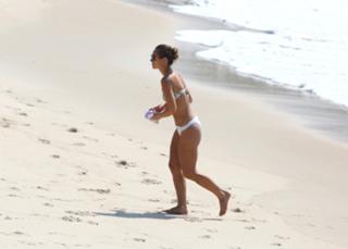 Paolla Oliveira feet photo thumbnail