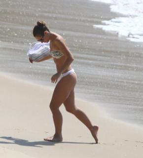 Paolla Oliveira feet photo thumbnail