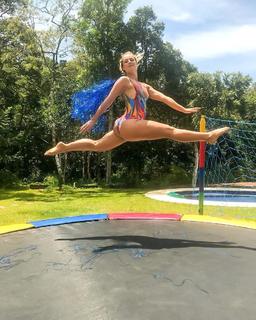 Paolla Oliveira feet photo thumbnail