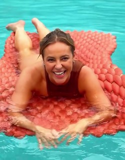 Paolla Oliveira feet photo thumbnail