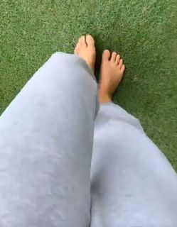 Parineeti Chopra feet photo thumbnail