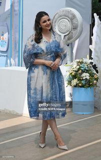 Parineeti Chopra feet photo 12