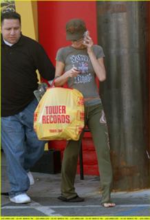 Paris Hilton feet photo thumbnail