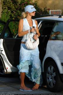 Paris Hilton feet photo thumbnail
