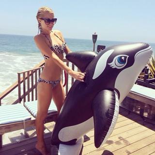 Paris Hilton feet photo thumbnail