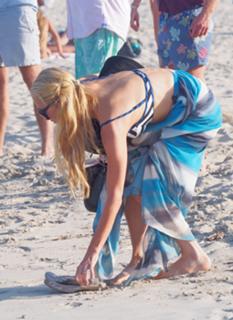 Paris Hilton feet photo thumbnail