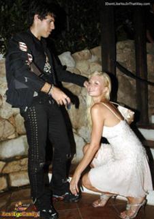 Paris Hilton feet photo thumbnail