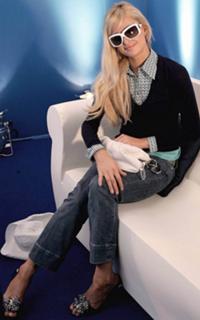 Paris Hilton feet photo thumbnail