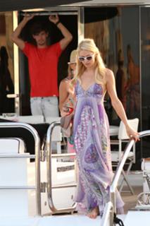 Paris Hilton feet photo thumbnail