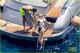 Paris Hilton feet photo thumbnail