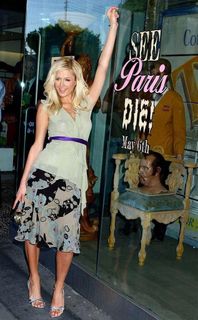 Paris Hilton feet photo thumbnail