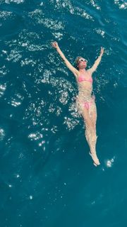 Paris Hilton feet photo 9