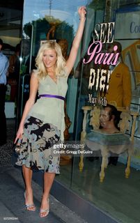 Paris Hilton feet photo 10
