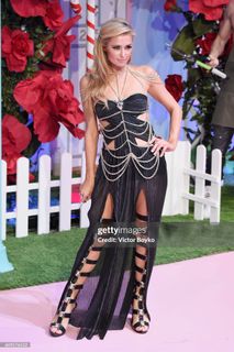 Paris Hilton feet photo 2