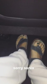 Paris Jackson feet photo thumbnail