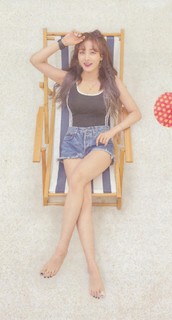 Park Ji-hyo feet photo thumbnail