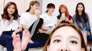 Park Ji-hyo feet photo thumbnail