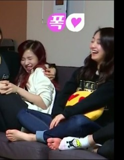 Park Ji-hyo feet photo thumbnail