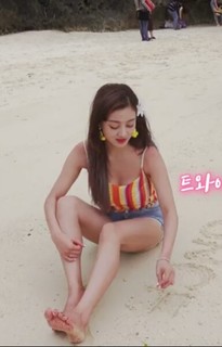 Park Ji-hyo feet photo thumbnail
