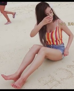 Park Ji-hyo feet photo thumbnail