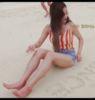 Park Ji-hyo feet photo thumbnail
