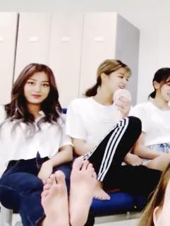 Park Ji-hyo feet photo thumbnail