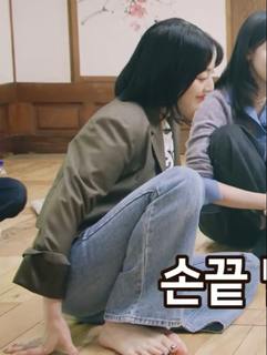 Park Ji-hyo feet photo thumbnail