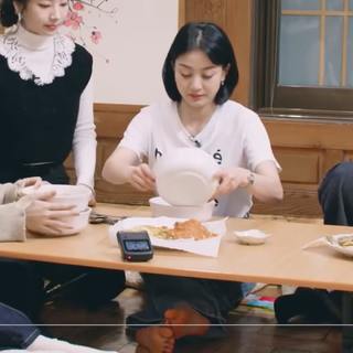 Park Ji-hyo feet photo thumbnail