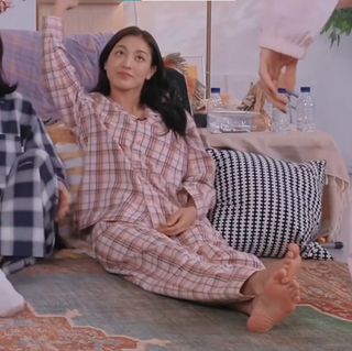Park Ji-hyo feet photo thumbnail