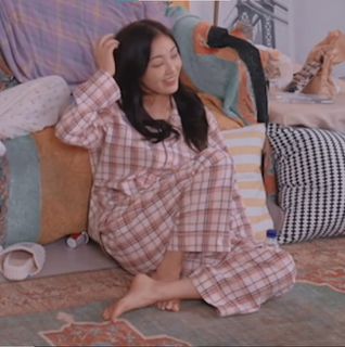 Park Ji-hyo feet photo thumbnail