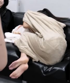 Park Ji-hyo feet photo 1