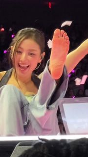 Park Ji-hyo feet photo 5