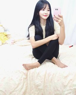 Park Min-jung feet photo 1