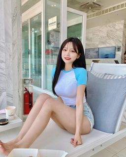 Park Min-jung feet photo 5