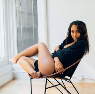 Parker McKenna Posey feet photo thumbnail