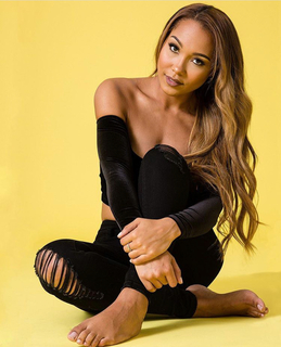 Parker McKenna Posey feet photo thumbnail