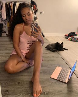 Parker McKenna Posey feet photo thumbnail