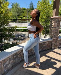 Parker McKenna Posey feet photo thumbnail