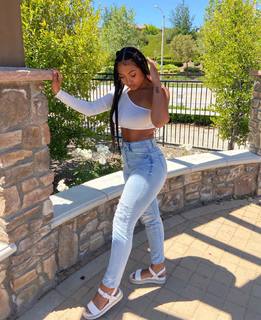 Parker McKenna Posey feet photo thumbnail
