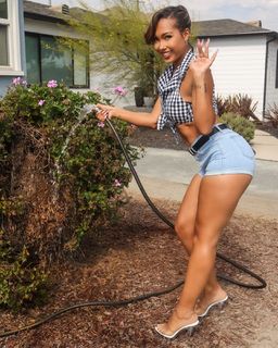Parker McKenna Posey feet photo thumbnail