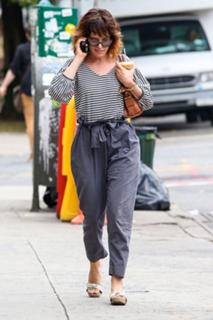 Parker Posey feet photo thumbnail