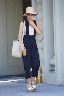 Parker Posey feet photo thumbnail