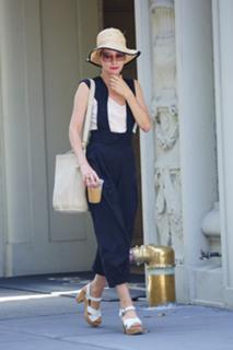 Parker Posey feet photo thumbnail