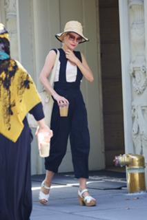 Parker Posey feet photo thumbnail