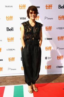 Parker Posey feet photo thumbnail