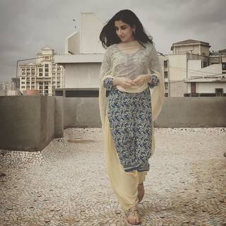 Parul Gulati feet photo thumbnail
