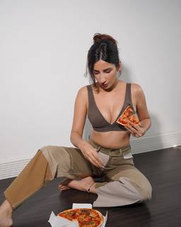 Parul Gulati feet photo thumbnail