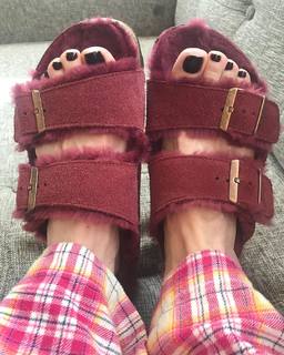 Patricia Heaton feet photo thumbnail