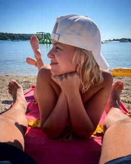 Patricie Pagácová feet photo thumbnail